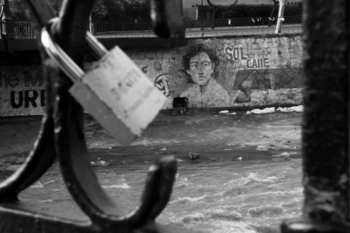 En la ribera del Río Mapoche, entre el buillicio de la ciudad, desconocidos pinaron un mural en solidaridad por Tamara Sol Farías Vergara.